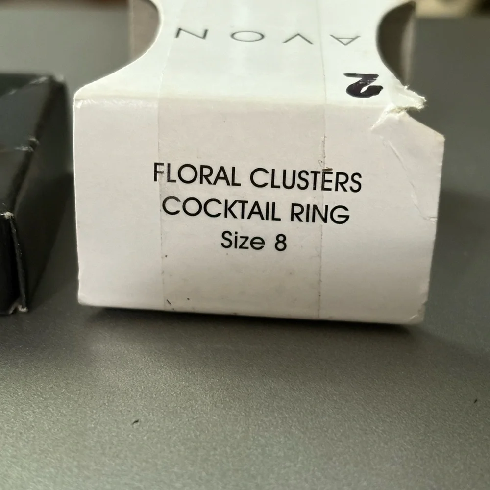 Avon Floral Clusters Cocktail Ring size 8 NIB